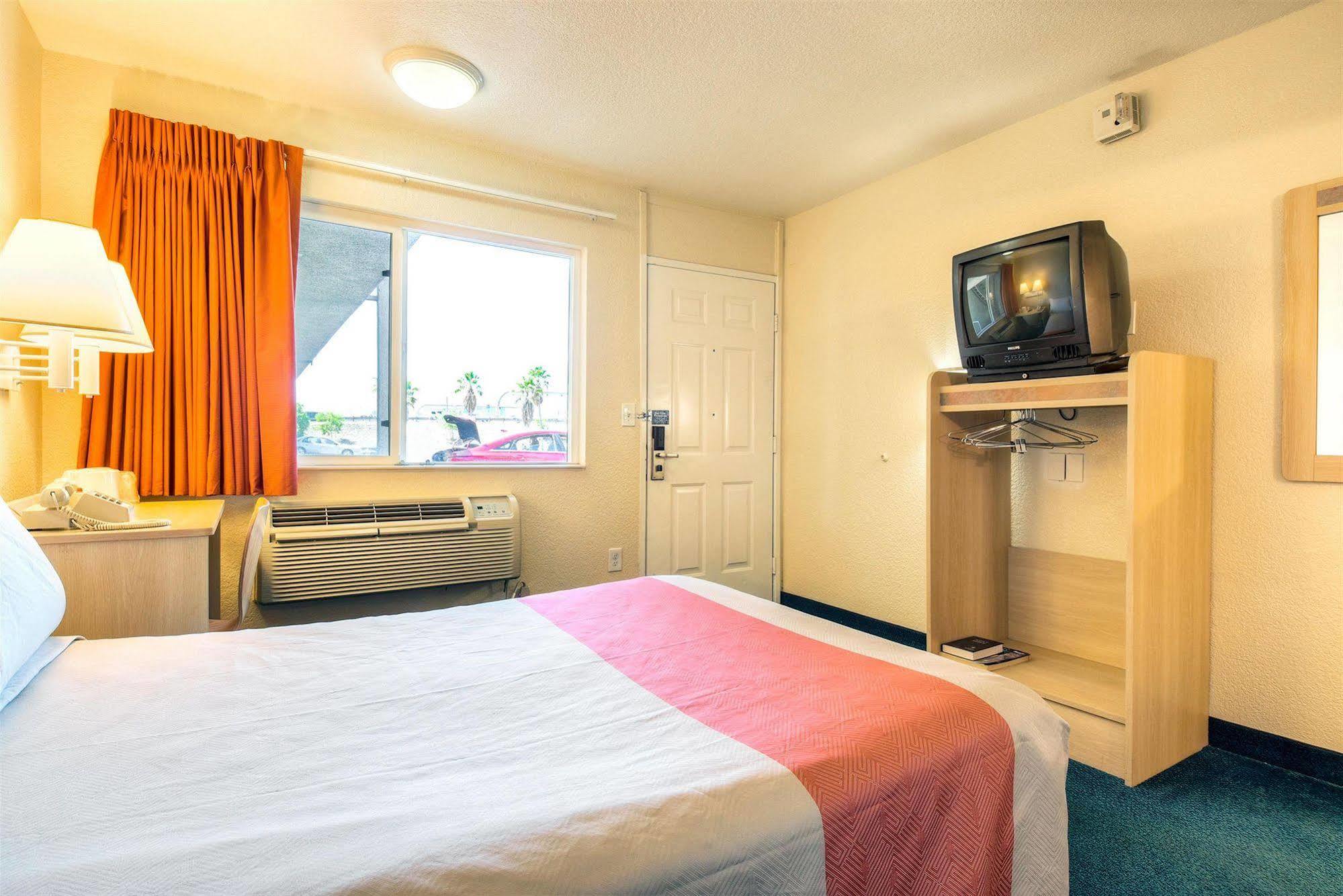 Motel 6-Fontana, Ca ภายนอก รูปภาพ